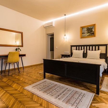 Boutique Rooms With Parking Орадя Экстерьер фото