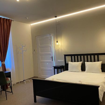 Boutique Rooms With Parking Орадя Экстерьер фото