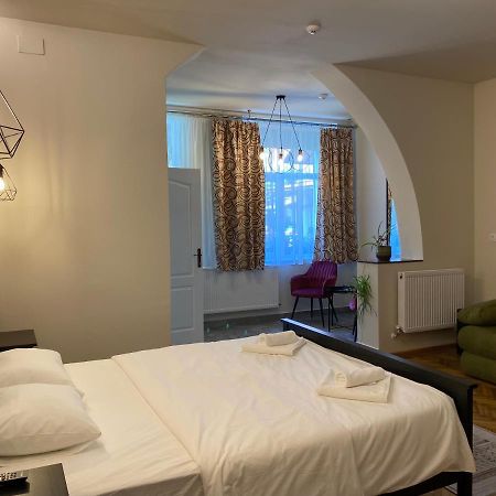 Boutique Rooms With Parking Орадя Экстерьер фото