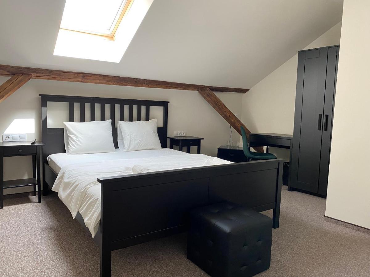 Boutique Rooms With Parking Орадя Экстерьер фото