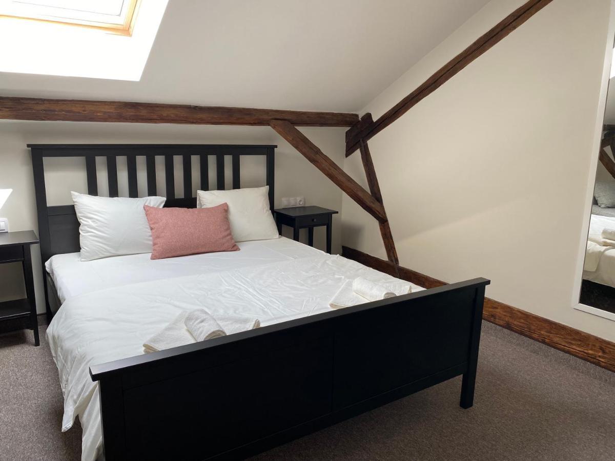 Boutique Rooms With Parking Орадя Экстерьер фото