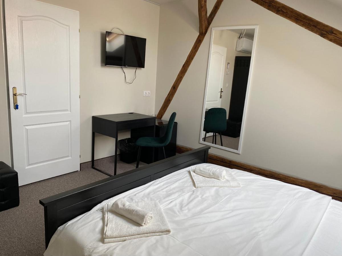 Boutique Rooms With Parking Орадя Экстерьер фото