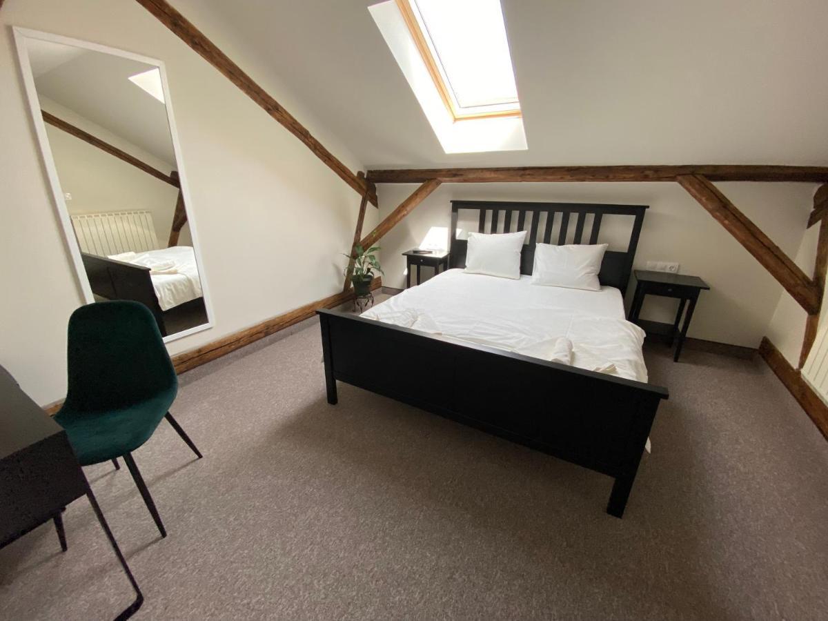 Boutique Rooms With Parking Орадя Экстерьер фото