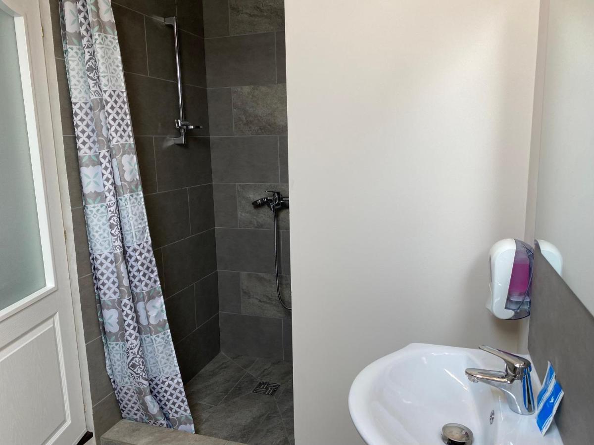 Boutique Rooms With Parking Орадя Экстерьер фото
