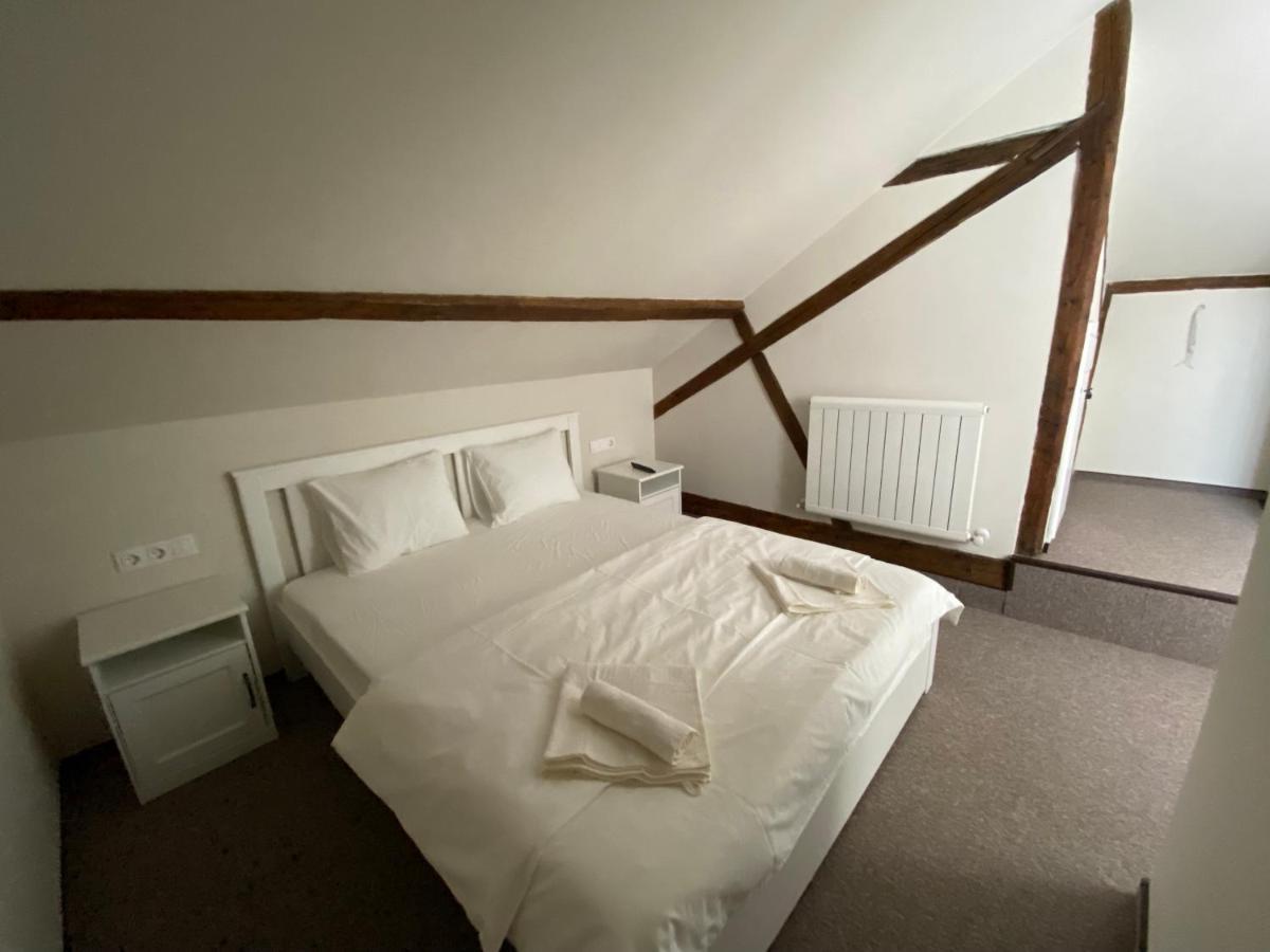 Boutique Rooms With Parking Орадя Экстерьер фото