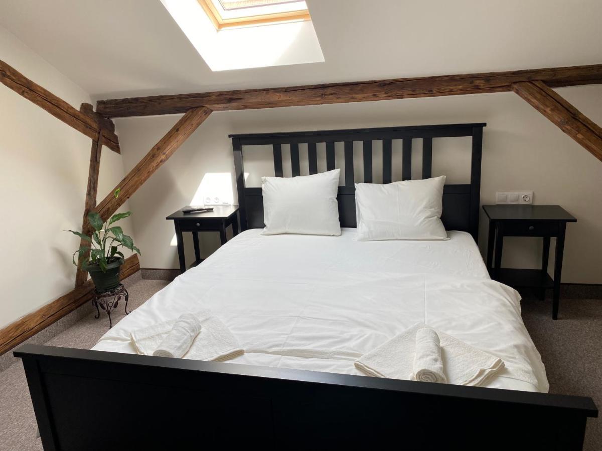 Boutique Rooms With Parking Орадя Экстерьер фото