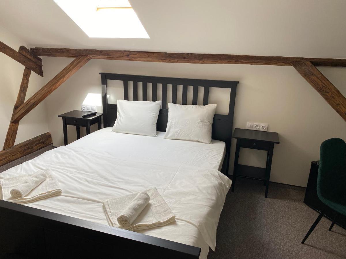 Boutique Rooms With Parking Орадя Экстерьер фото
