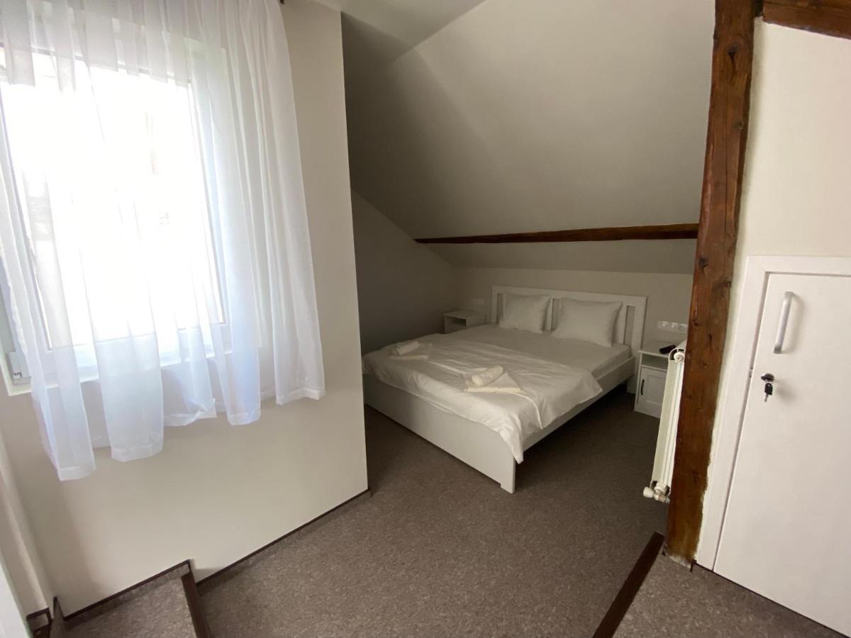 Boutique Rooms With Parking Орадя Экстерьер фото