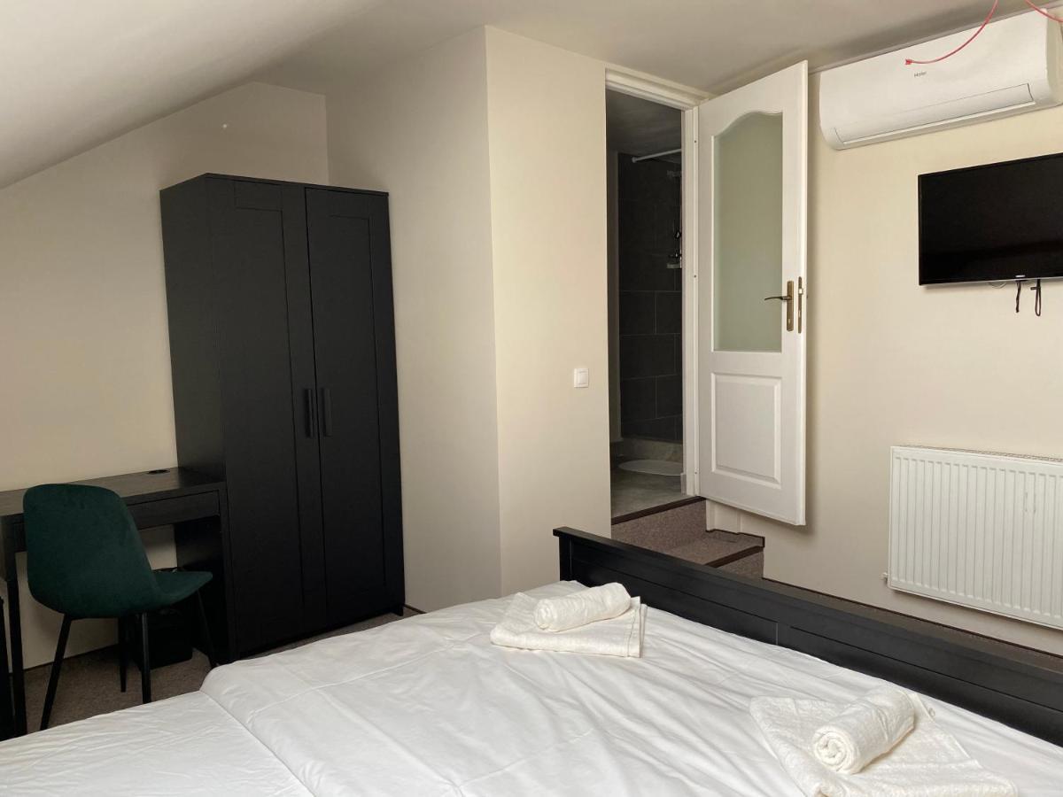 Boutique Rooms With Parking Орадя Экстерьер фото