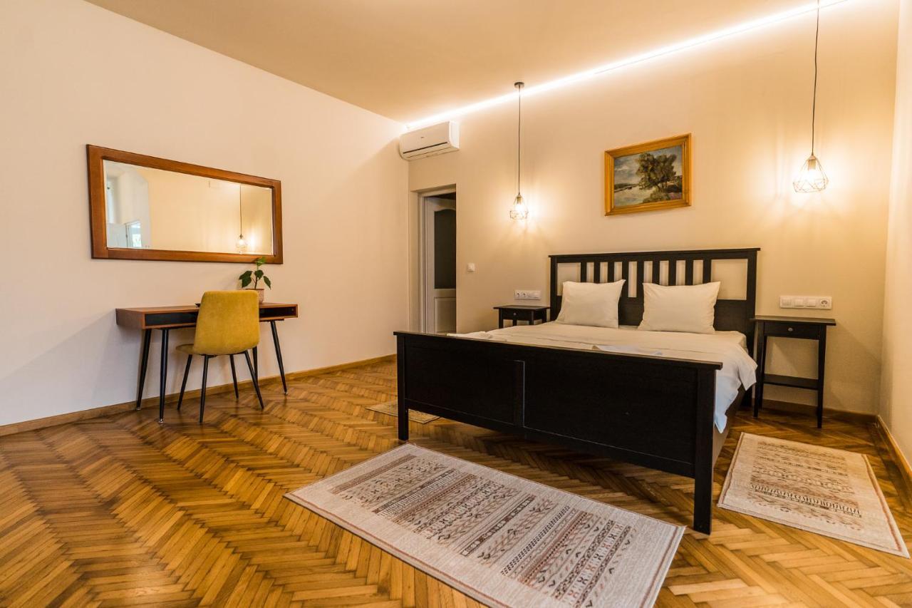 Boutique Rooms With Parking Орадя Экстерьер фото