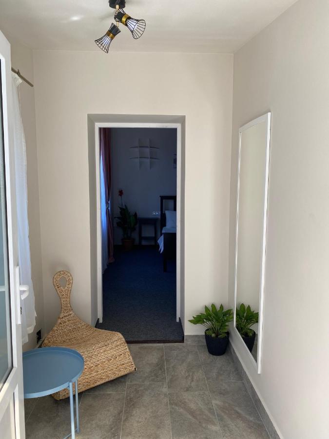 Boutique Rooms With Parking Орадя Экстерьер фото