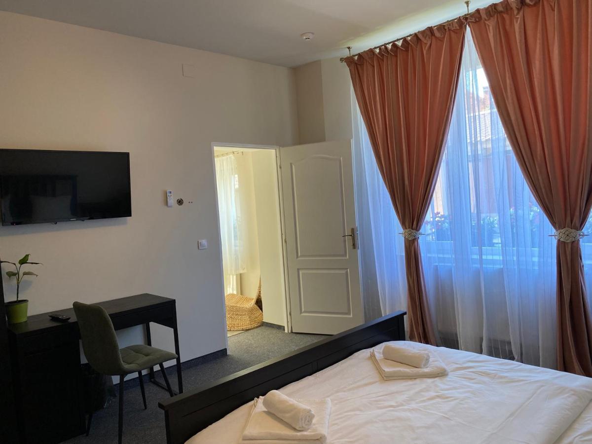 Boutique Rooms With Parking Орадя Экстерьер фото