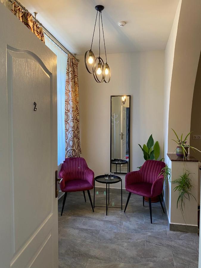 Boutique Rooms With Parking Орадя Экстерьер фото