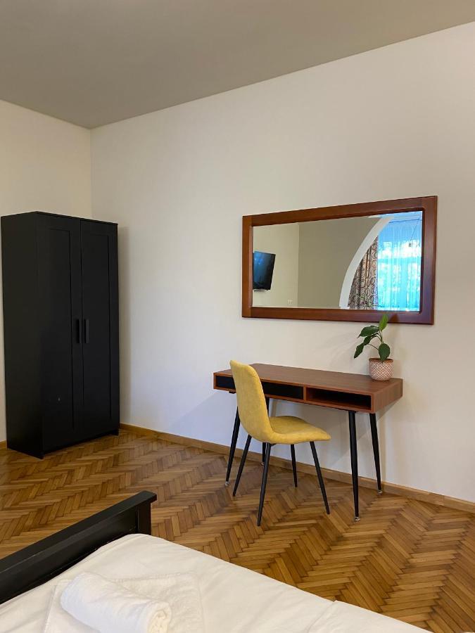 Boutique Rooms With Parking Орадя Экстерьер фото