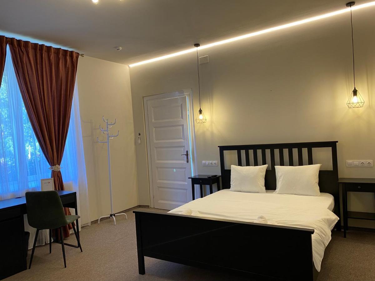 Boutique Rooms With Parking Орадя Экстерьер фото