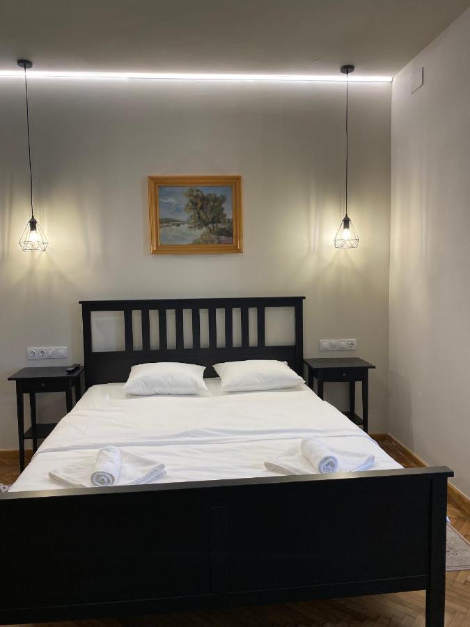 Boutique Rooms With Parking Орадя Экстерьер фото