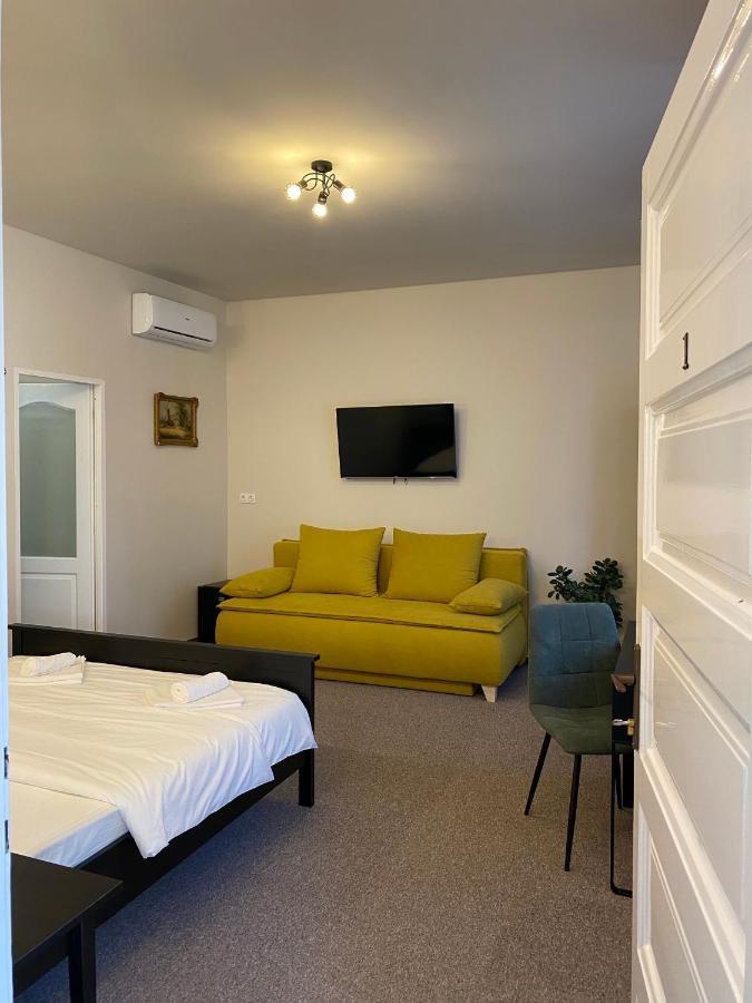 Boutique Rooms With Parking Орадя Экстерьер фото