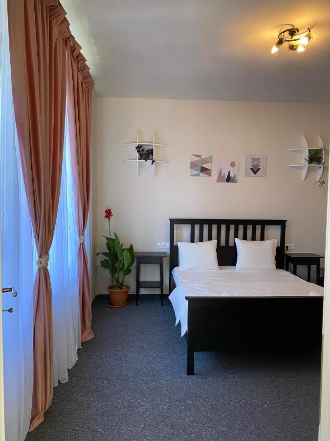 Boutique Rooms With Parking Орадя Экстерьер фото