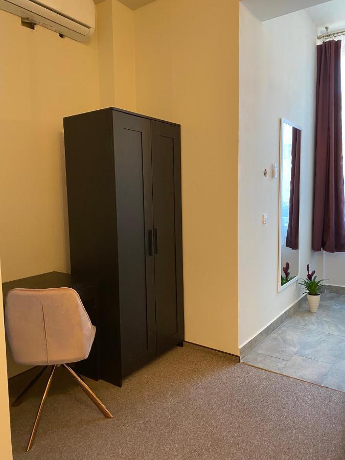 Boutique Rooms With Parking Орадя Экстерьер фото