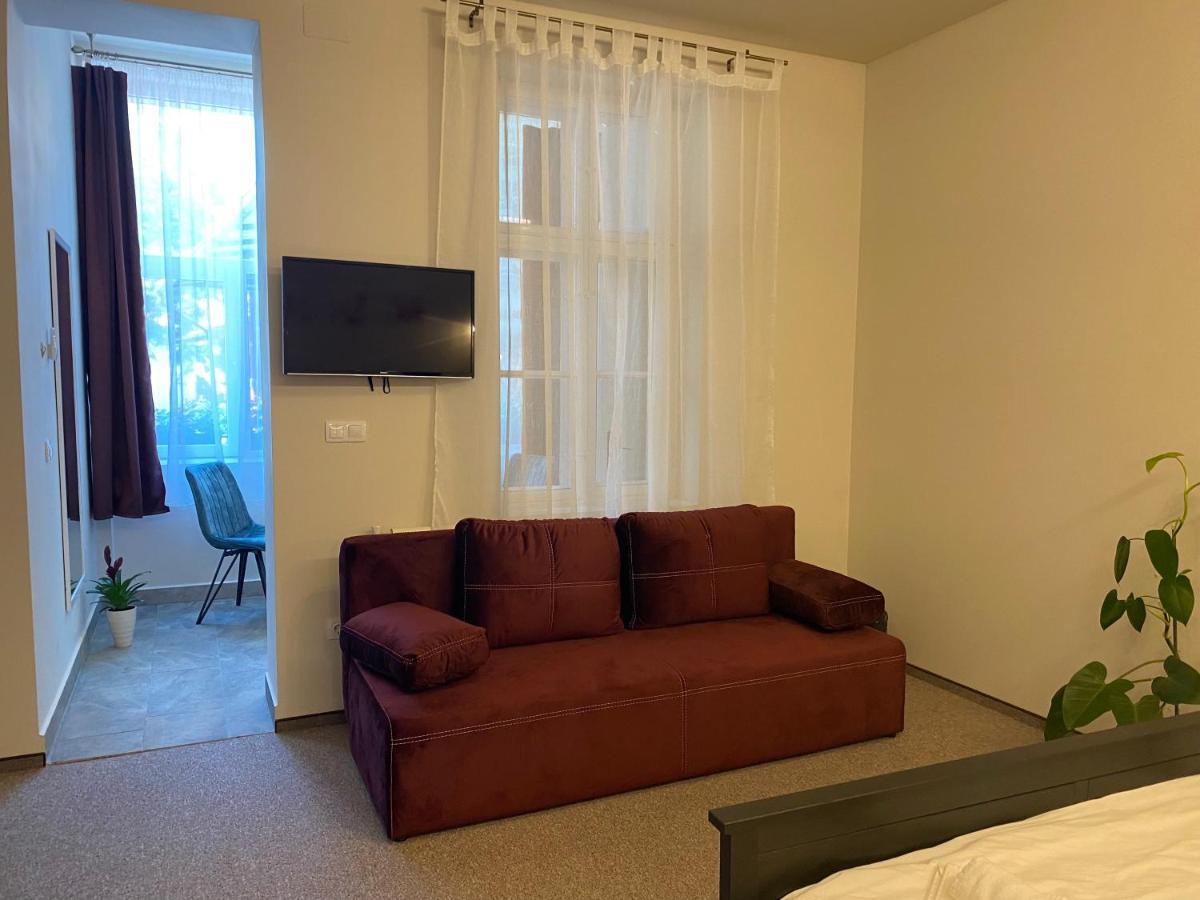 Boutique Rooms With Parking Орадя Экстерьер фото