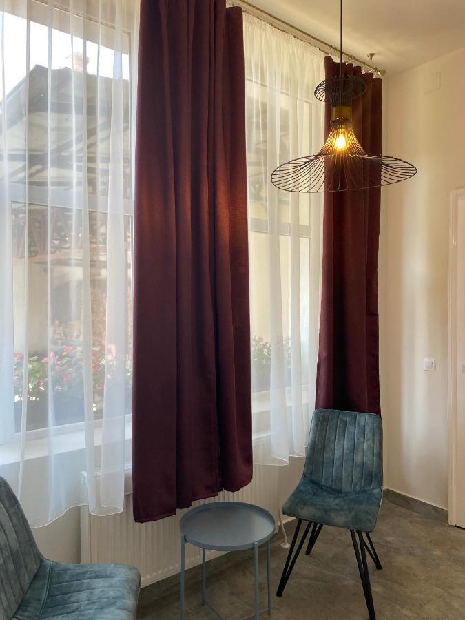Boutique Rooms With Parking Орадя Экстерьер фото