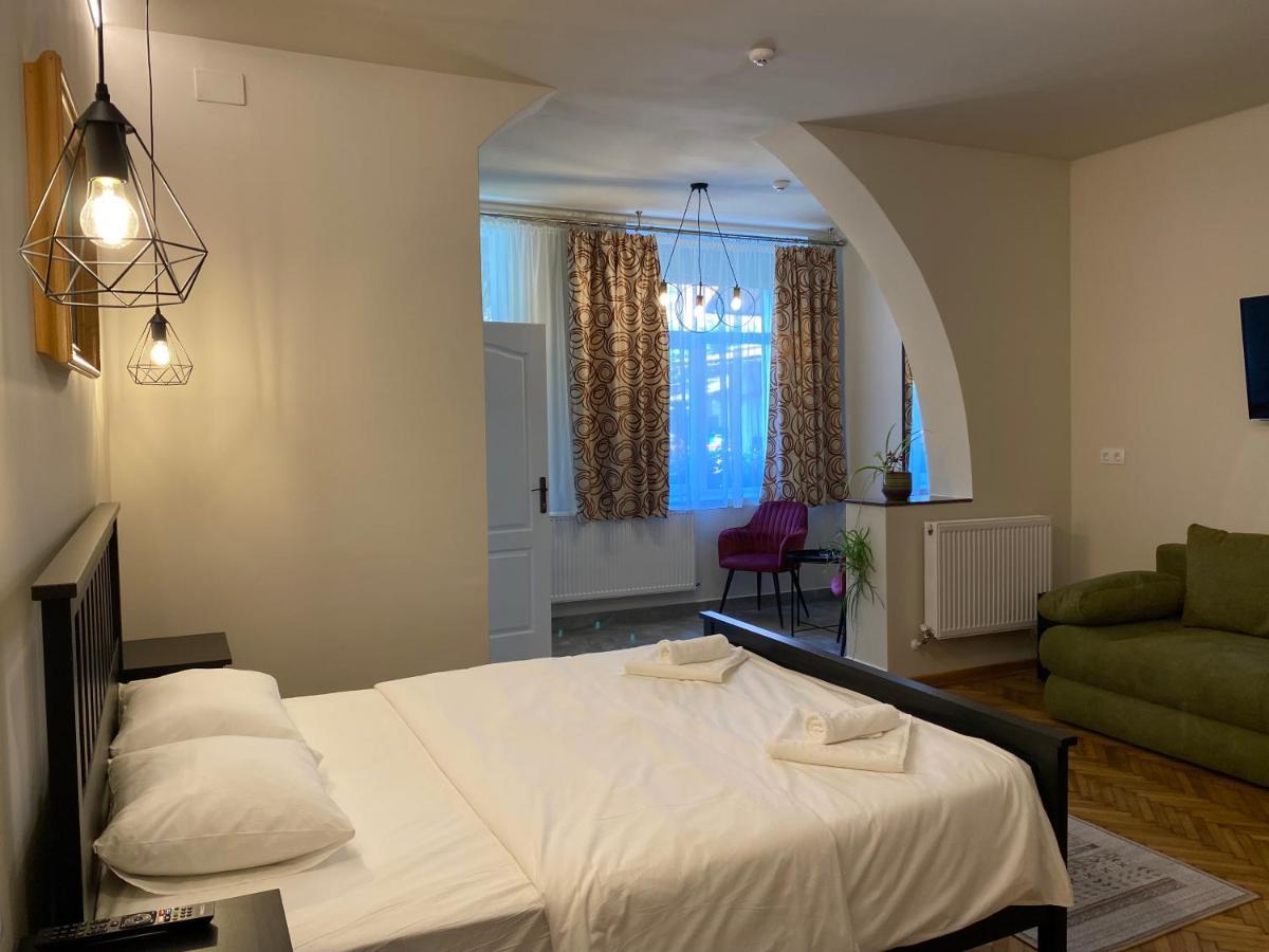 Boutique Rooms With Parking Орадя Экстерьер фото