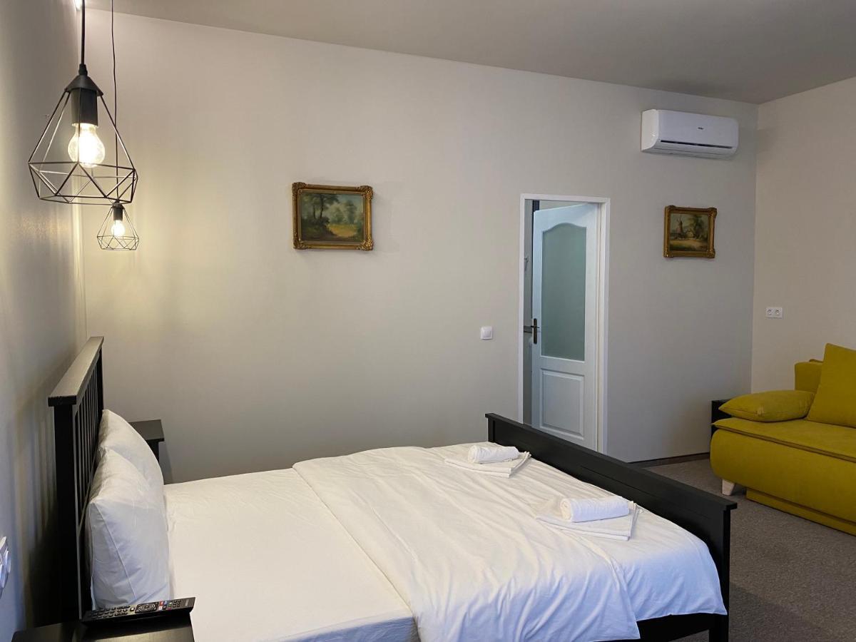 Boutique Rooms With Parking Орадя Экстерьер фото