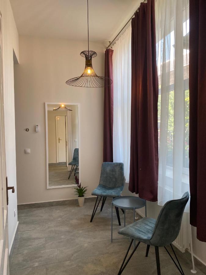 Boutique Rooms With Parking Орадя Экстерьер фото