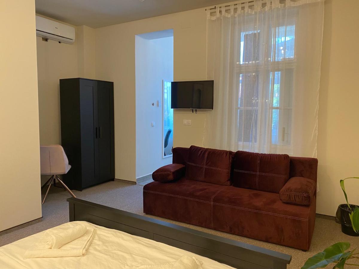 Boutique Rooms With Parking Орадя Экстерьер фото