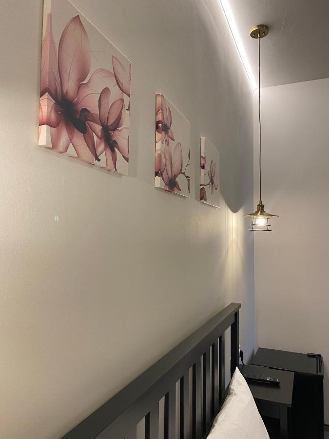 Boutique Rooms With Parking Орадя Экстерьер фото