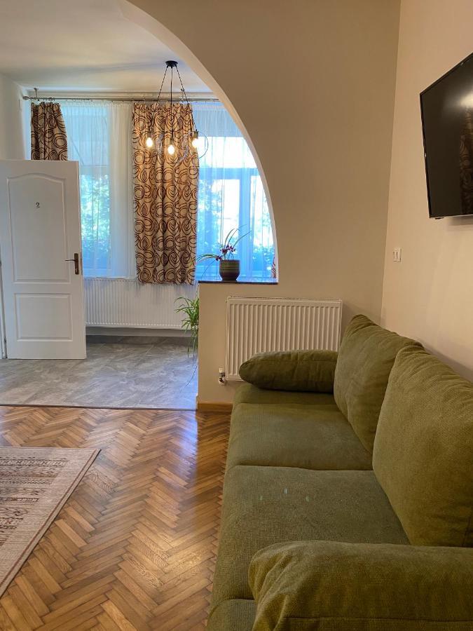 Boutique Rooms With Parking Орадя Экстерьер фото