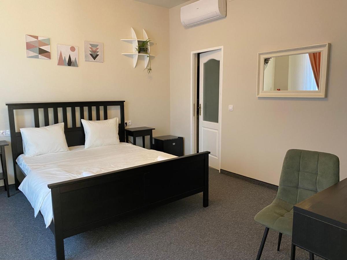 Boutique Rooms With Parking Орадя Экстерьер фото