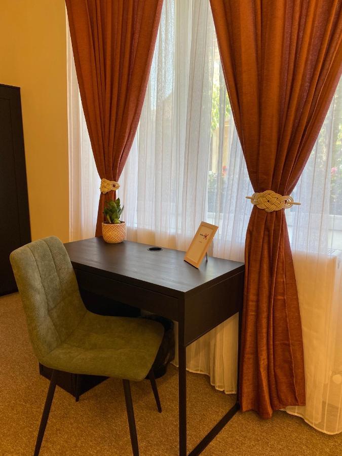 Boutique Rooms With Parking Орадя Экстерьер фото