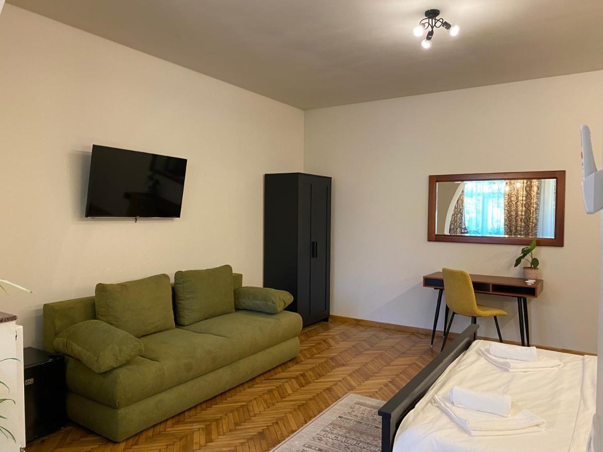 Boutique Rooms With Parking Орадя Экстерьер фото